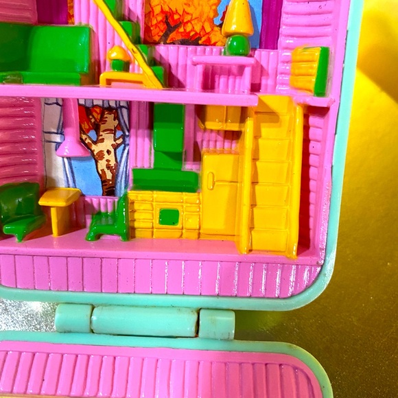 PRETTY PIXIES VTG 1992 POLLY POCKET TYPE LAKE HOUSE COMPACT w/BOAT & GIRL FIGURE - Picture 8 of 14